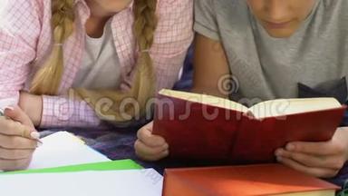 十几岁的男孩和女孩一起做作业，对困难的任务感到紧张
